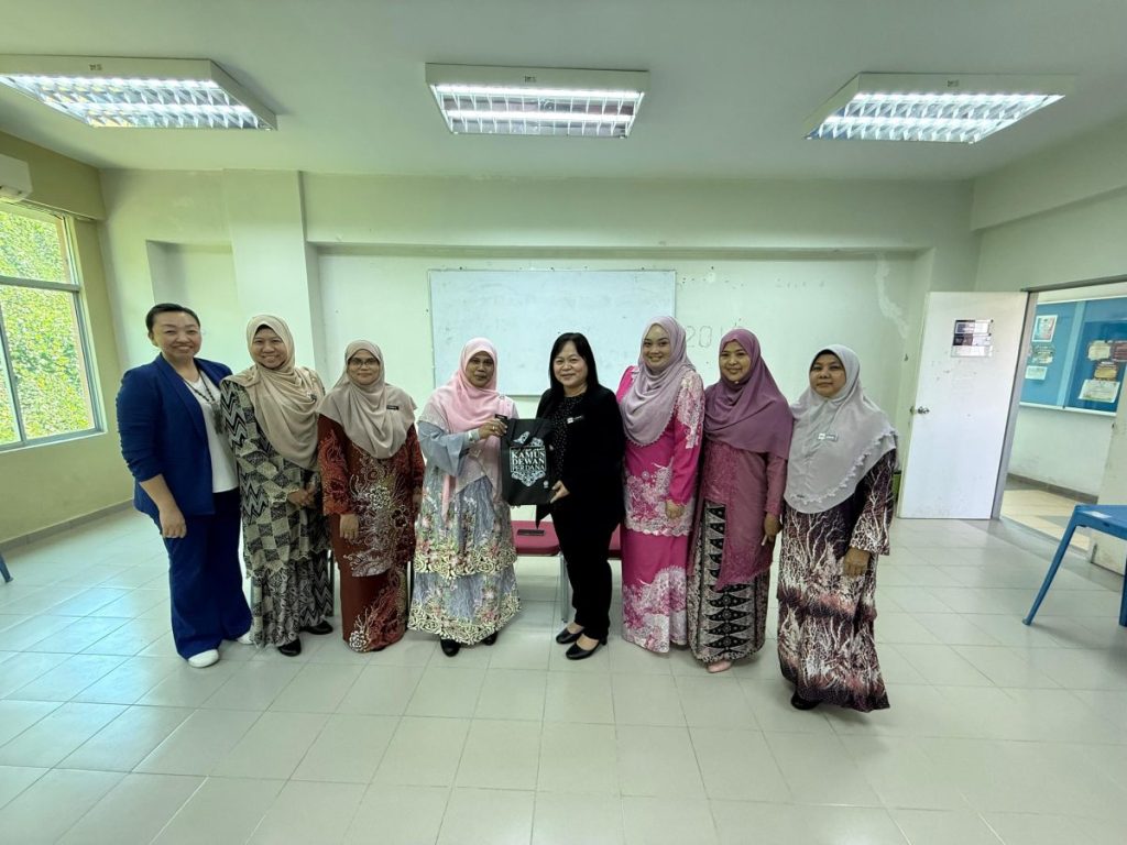 Penyampaian cenderamata kenang-kenangan daripada pihak DBP kepada wakil IPG Kampus Kent sebagai tanda penghargaan atas kerjasama penganjuran bengkel.